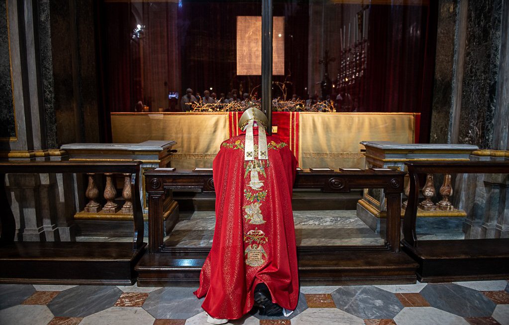 Mons. Cesare Nosiglia in front of the Shroud on May 4, 2022 