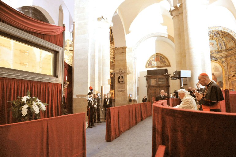 Benedetto XVI nel Duomo di Torino il 2 maggio 2010