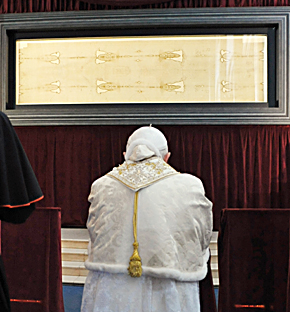 Benedict XVI in the Turin Cathedral on May 2, 2010