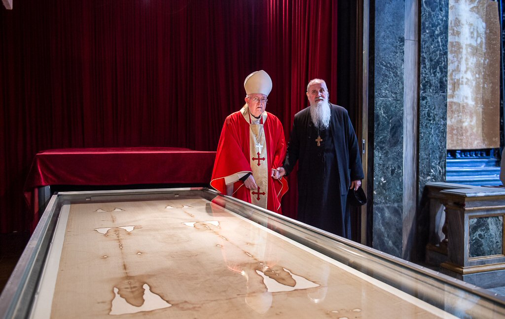 Mons. Cesare Nosiglia and P. Gheorghe Vasilescu in front of the Shroud