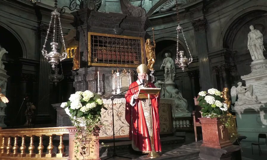 Mgr Nosiglia during the mass of the Shroud on May 4